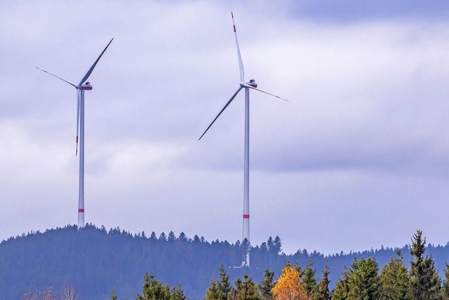 Zwischen Baumkronen und Rotorspitzen d...ymbolfoto zeigt Windrder bei Husern.  | Foto: Wilfried Dieckmann