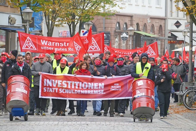 Lautstarker Protestzug der IG Metall v...len Omnibusbahnhof bis zum Fischmarkt.  | Foto: Helmut Seller