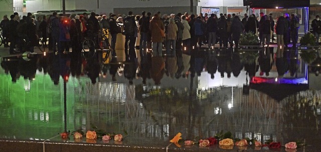 Gedenkveranstaltung zur Erinnerung an ...acht auf dem Platz der Alten Synagoge   | Foto: Michael Bamberger