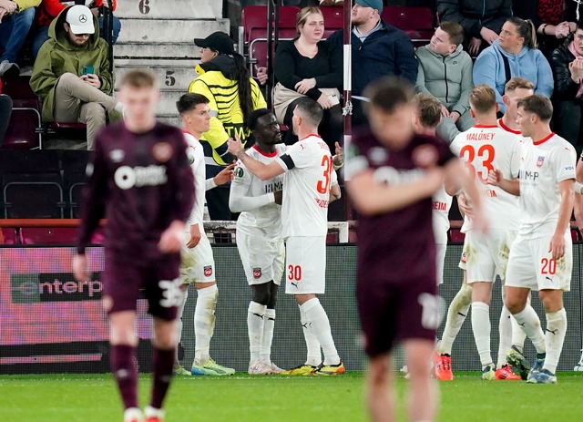 Sirlord Conteh (3. v. l.) traf f&uuml;... F&uuml;hrung bei Heart of Midlothian.  | Foto: Jane Barlow/PA Wire/dpa