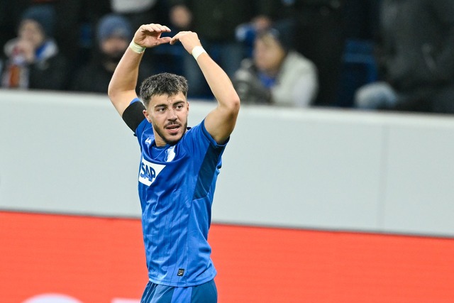 Umut Tohumcu jubelt &uuml;ber den sp&auml;ten Ausgleich f&uuml;r Hoffenheim  | Foto: Uwe Anspach/dpa