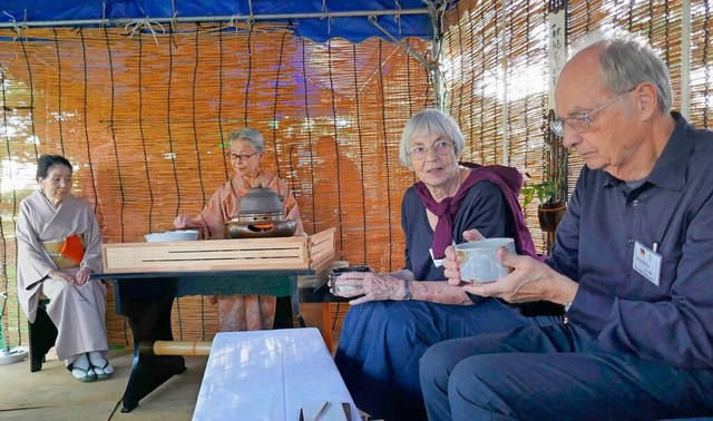 Regine und Peter Haumann (rechts) nehmen an einer Teezeremonie in Nagai teil.  | Foto: privat