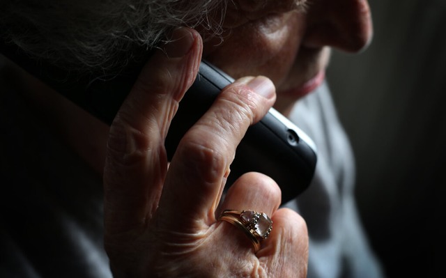 Am Telefon versuchen Betrger immer wi... wie jetzt in Biederbach (Symbolfoto).  | Foto: Karl-Josef Hildenbrand (dpa)