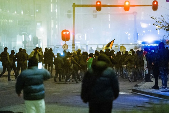 Rund um das Fu&szlig;ballspiel in Amst...kam es zu gewaltsamen Ausschreitungen.  | Foto: Jeroen Jumelet/ANP/dpa