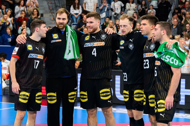 Die deutschen Handballer lieferten bei...die Schweiz einen starken Auftritt ab.  | Foto: Marco Wolf/dpa