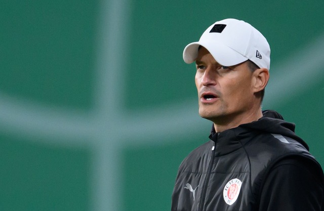 Doppelte Freude vor dem Bayern-Spiel: FC St. Paulis Trainer Alexander Blessin.  | Foto: Hendrik Schmidt/dpa