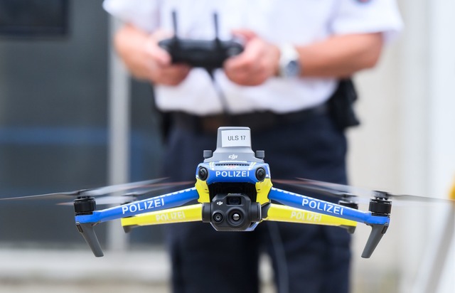 Ein Wanderer kommt vom Weg ab - die Po...n mit Hilfe einer Drohne. (Symbolbild)  | Foto: Julian Stratenschulte/dpa