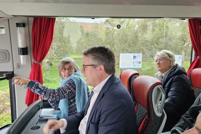 Senioren fahren im Bus mit dem Brgermeister durch Grenzach-Wyhlen