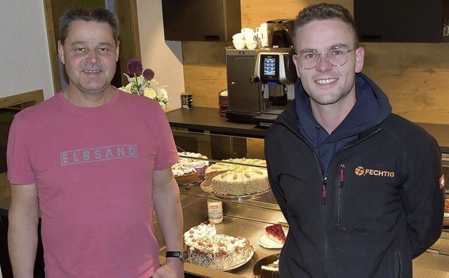 Lehrmeister Edgar Kaiser (links) freut...chtig (rechts) ber den Meistertitel.   | Foto: suedkurier