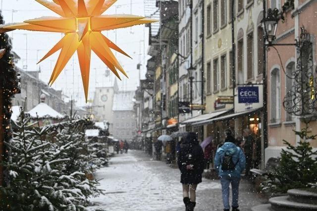 Eisbahn kommt fr den Weihnachtsmarkt in die Kaiserstrae