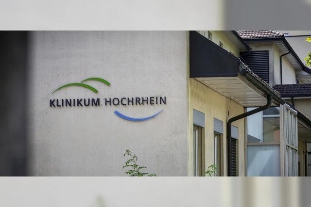 Mit Krankenhausbetten am Minimum