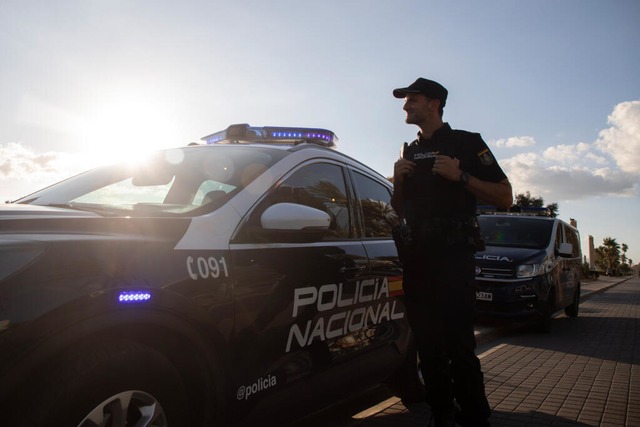 Ein Polizist der spanischen Policia Nacional  | Foto: Clara Margais (dpa)