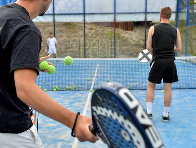 Mischung aus Tennis und Squash: Padel ...de aus Glas oder Drahtgitter bestehen.  | Foto: Britta Pedersen (dpa)