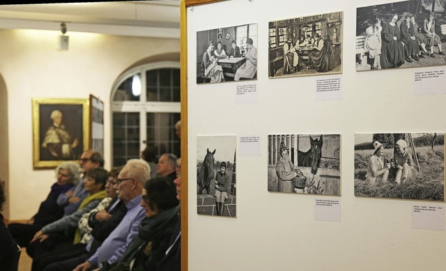 Die zahlreichen Schwarzwei-Fotos zeigen den Alltag  vor 70 Jahren.  | Foto: Sandra Decoux