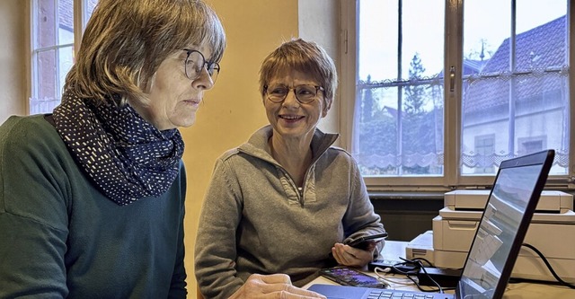 Michaela Vogt und Beate Kostanzer (von...ntersttzen in der neuen Schreibstube.  | Foto: Erika Sieberts