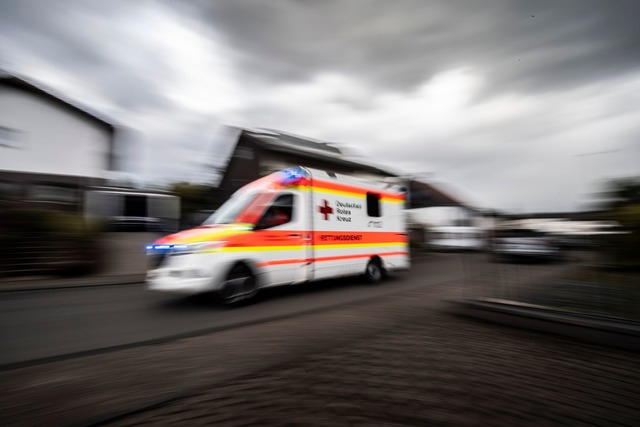 Sanit&auml;ter bringen die Seniorin in ein Krankenhaus. (Symbolbild)  | Foto: Boris Roessler/dpa