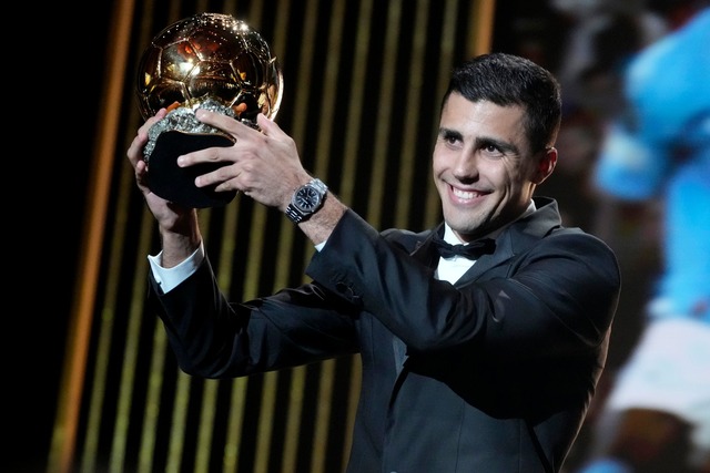 Rodri lie&szlig; sich f&uuml;r die Aus...t dem Ballon d'Or feiern. (Archivbild)  | Foto: Michel Euler/AP