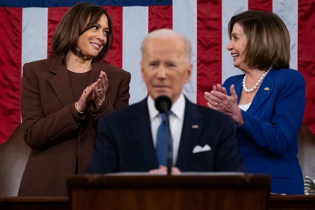 Einst vereint in trauter Dreisamkeit: ...laments-Frontfrau Pelosi. (Archivbild)  | Foto: Saul Loeb/Pool AFP via AP/dpa