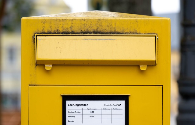 Blick auf einen Briefkasten der Deutschen Post.  | Foto: Hendrik Schmidt/dpa