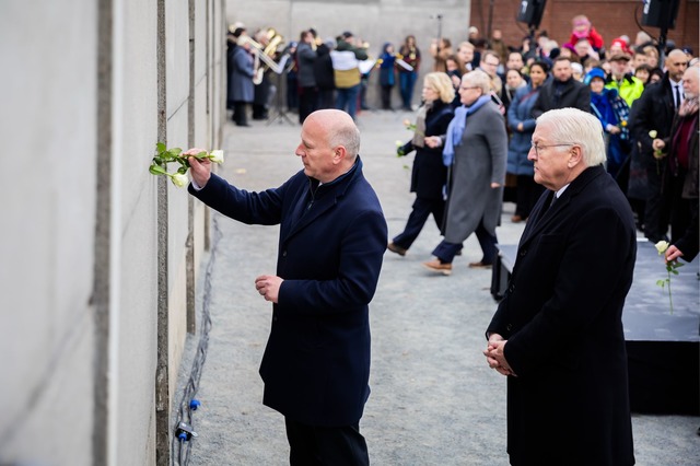 Rosen im Gedenken an die Maueropfer  | Foto: Christoph Soeder/dpa