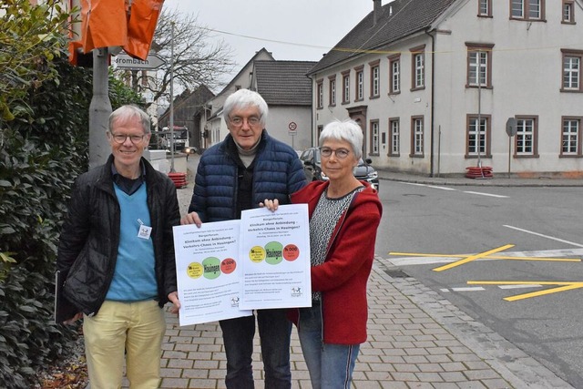 Bernhard Hchst (von links), Klaus Sch... Verkehrschaos in Hauingens Ortsmitte.  | Foto: Thomas Loisl Mink