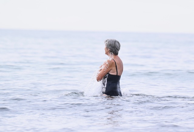 Das ist zwar nicht Antoinette, aber au...ese Frau schwimmt im Alter noch gerne.  | Foto: Annette Riedl (dpa)