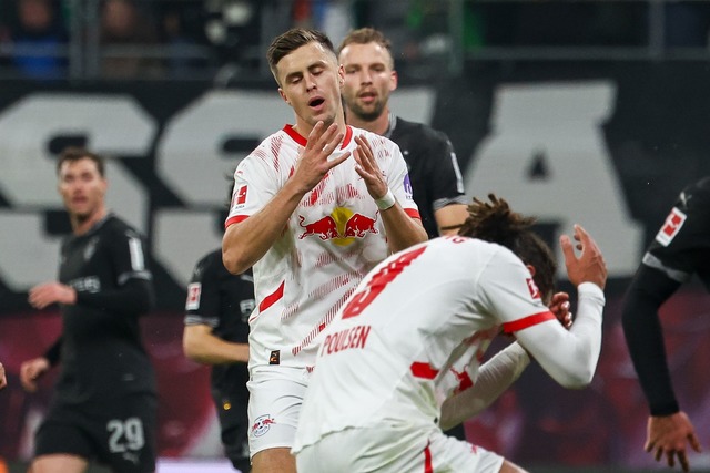 Christoph Baumgartner und Yussuf Pouls... sich &uuml;ber eine vergebene Chance.  | Foto: Jan Woitas/dpa