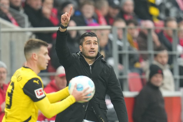 Dortmund-Trainer Nuri Sahin (r.) erlebte einen gebrauchten Tag.  | Foto: Thomas Frey/dpa