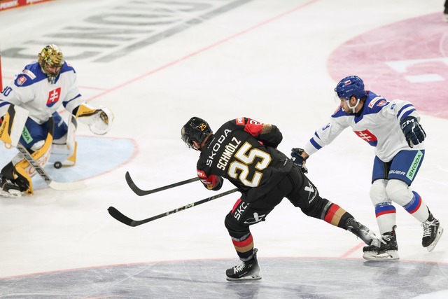 Deutschland hat nach dem 2:6 die Slowa...ce auf den Titel beim Deutschland Cup.  | Foto: Daniel L&ouml;b/dpa