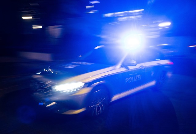 Der Autofahrer hat sich nach einer ver...it der Polizei geliefert. (Symbolbild)  | Foto: Marijan Murat/dpa