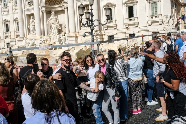 Touristen am Trevi-Brunnen - Massentou...ig;es Problem in Italien. (Archivbild)  | Foto: Mauro Scrobogna/LaPresse/AP/dpa