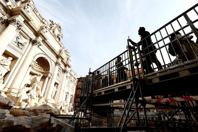 So nah wie noch nie an die "Fontana di...nun m&ouml;glich &uuml;ber einen Steg.  | Foto: Cecilia Fabiano/LaPresse via ZUMA Press/dpa