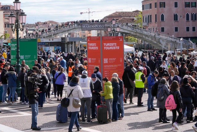 Mit der Gondel durch die Kan&auml;le: ...l f&uuml;r "Overtourism". (Archivbild)  | Foto: Luca Bruno/AP/dpa