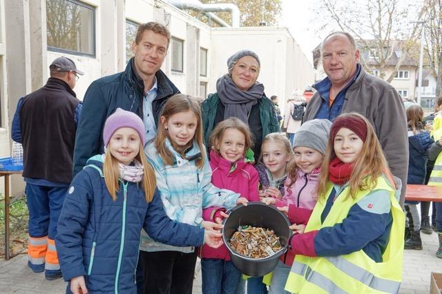 Stadtputzete in Endingen: Jede Menge Zigarettenkippen und berall Aufkleber