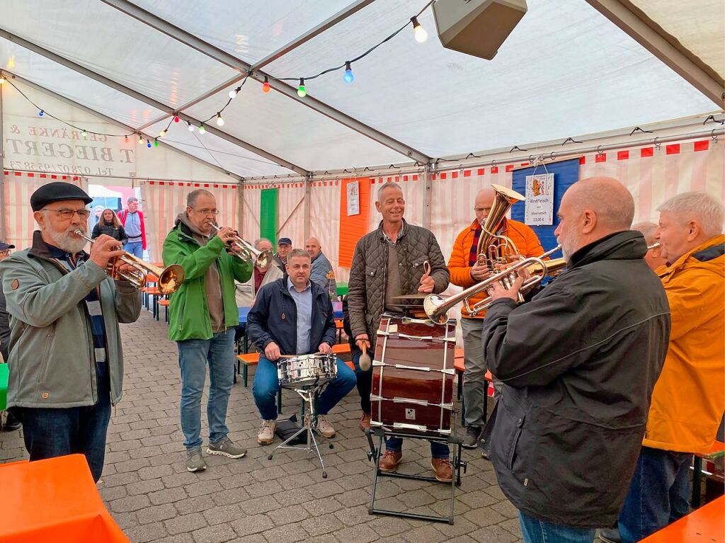 Die Erffnung mit einer Abordnung des Musikvereins in der Marktschenke.