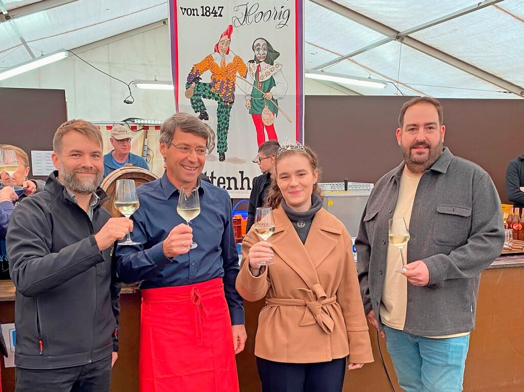 Erffnung in der Marktschnke (von links): Oberzunftmeister Sebastian Winter, Brgermeister Bruno Metz, Breisgauer Weinprinzessin Jessica Mutschler und Michael Weber vom Weingut Weber