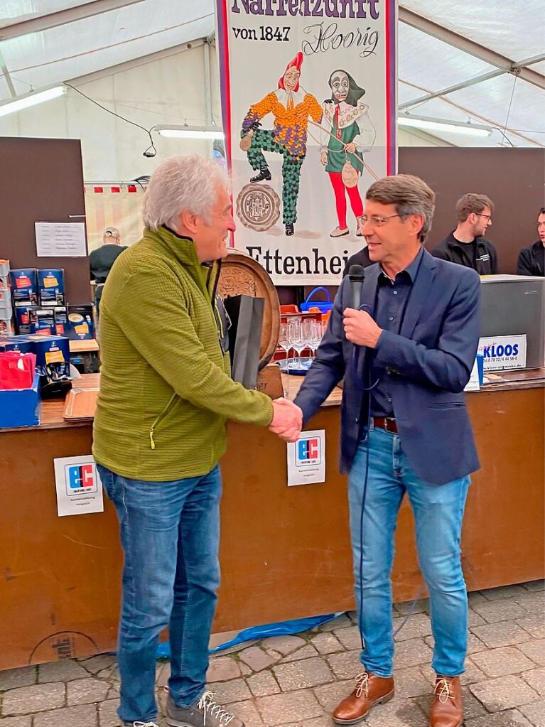 Brgermeister Bruno Metz verabschiedet den langjhrigen Marktmeister Heinz Hglin.