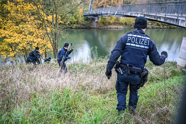 Die Polizei hat den zweiten Tag in Folge das Neckarufer abgesucht.  | Foto: Marius Bulling/onw-images/dpa