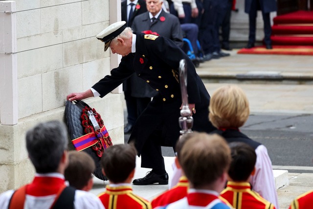 Zum National Service of Remembrance ge...ier K&ouml;nig Charles III. in Aktion.  | Foto: Toby Melville/Pool Reuters/AP