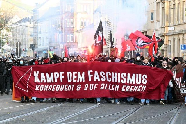 Rund 1.300 Menschen demonstrieren gegen rechte Kundgebung in Karlsruhe