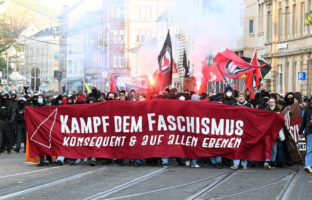 Teilnehmer einer Demonstration gegen e...urch den Karlsruher Stadtteil Durlach.  | Foto: Uli Deck (dpa)