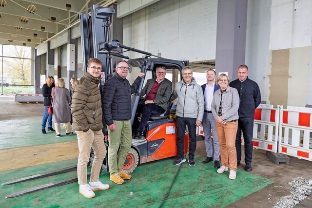 Zum symbolischen Spatenstich in der al...rchitekt Frank Hovenbitzer versammelt.  | Foto: Alexandra Gnzschel