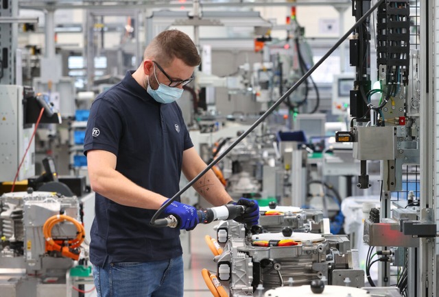 Ein Facharbeiter in  einer Montagehall...tromobilitt der ZF Friedrichshafen AG  | Foto: Karl-Josef Hildenbrand (dpa)