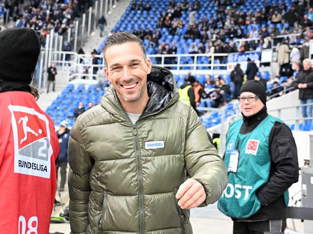 Vor Spielbeginn war Karlsruhes Trainer Christian Eichner noch gut gelaunt.  | Foto: Uli Deck/dpa