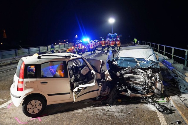 Zwei Menschen starben bei einer Fronta...n Hintergrnden des Unfalls dauern an.  | Foto: Kamera 24 TV