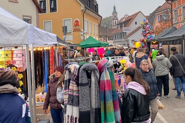 Buntes Markttreiben herrschte das ganze Wochenende in den Ettenheimer Straen.  | Foto: Bertold Obergfll