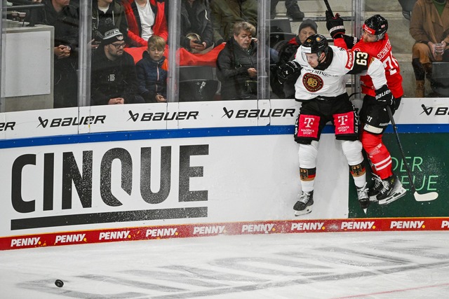 Harte Zweik&auml;mpfe gab es zwischen ... &Ouml;sterreich beim Deutschland Cup.  | Foto: Armin Weigel/dpa