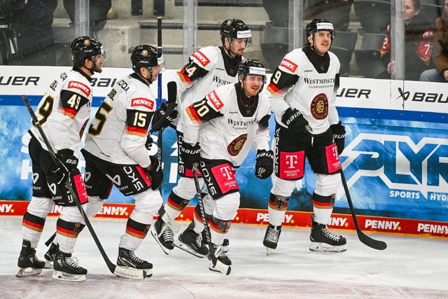 Die Eishockey-Nationalmannschaft gewin...eutschland Cups gegen &Ouml;sterreich.  | Foto: Armin Weigel/dpa