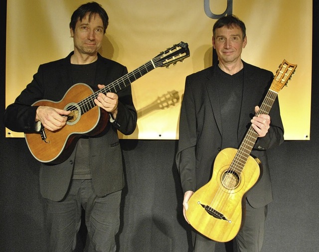 Das Gitarrenduo Harald Stampa (von lin... mit ihren historischen Instrumenten.   | Foto: Ralph Fautz