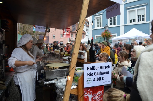 Flammkuchen war auf dem Martinimarkt hei begehrt.  | Foto: Nikolaus Bayer